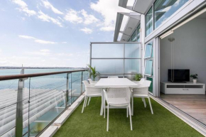 Spacious Penthouse With Spectacular Harbour Views!